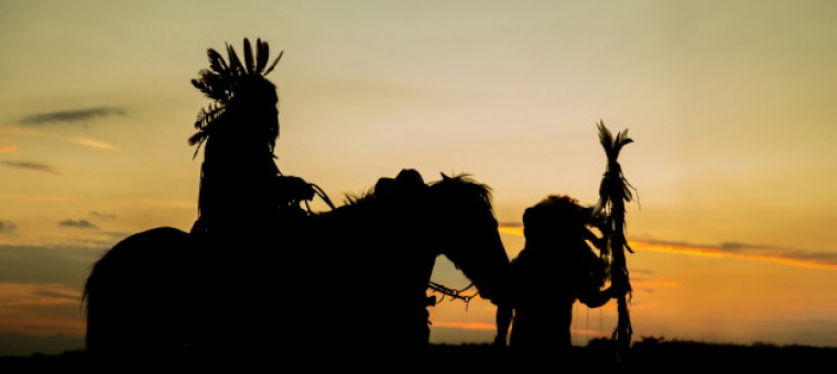 silhouette-homme-indien-cheval-au-coucher-du-soleil_46139-1195.jpg