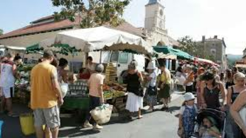 Plus de droit de place au marché. Plus de droit à l'occupation de l'espace public