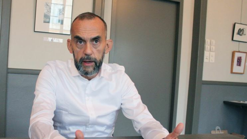 Des élus du territoire au micro des interviewers de la radio Au Fil de l'Eau