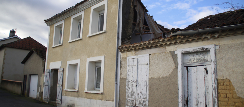 Une maison s'effondre le propriétaire occupant des lieux sort bien
