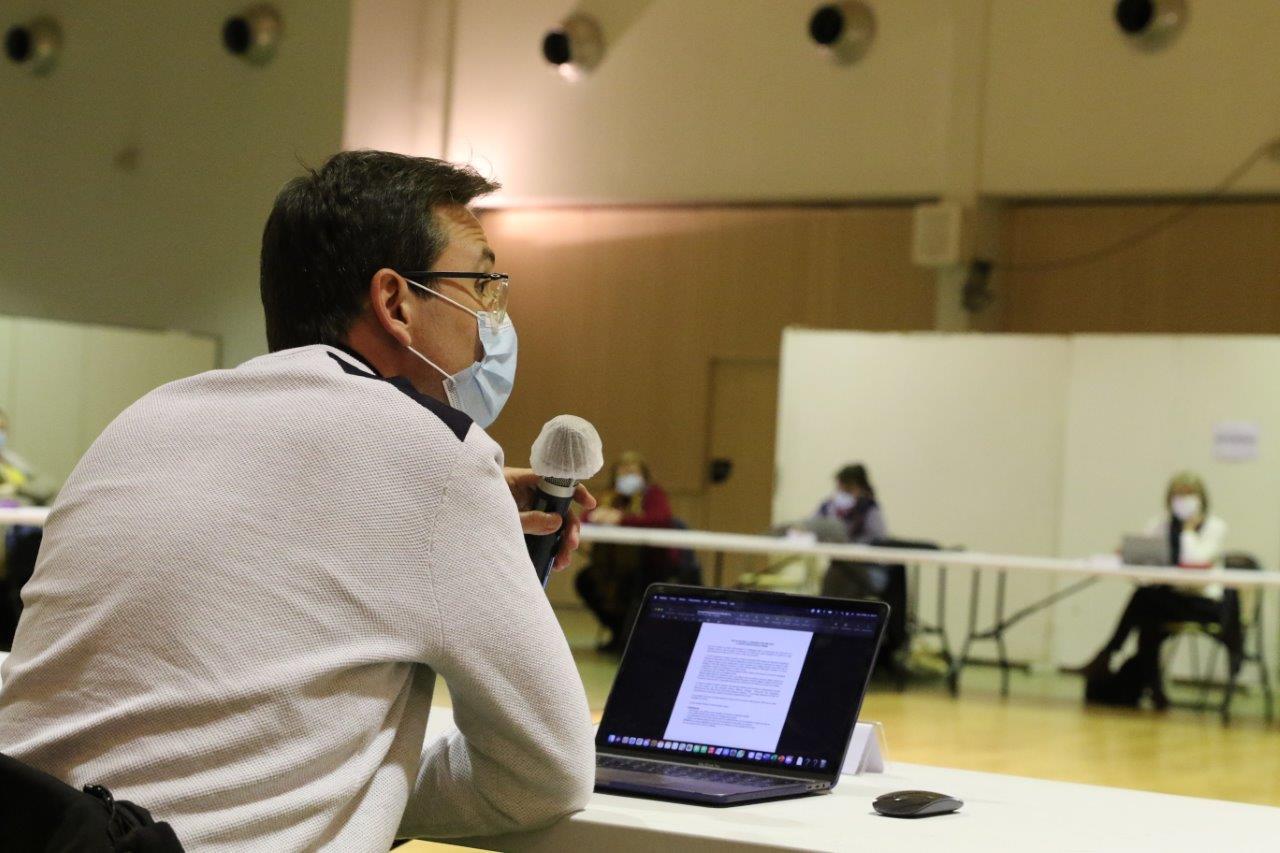  Alexandre Baudouin, avec sur son écran, le texte du vœu de soutien - Photo Marc Le Saux