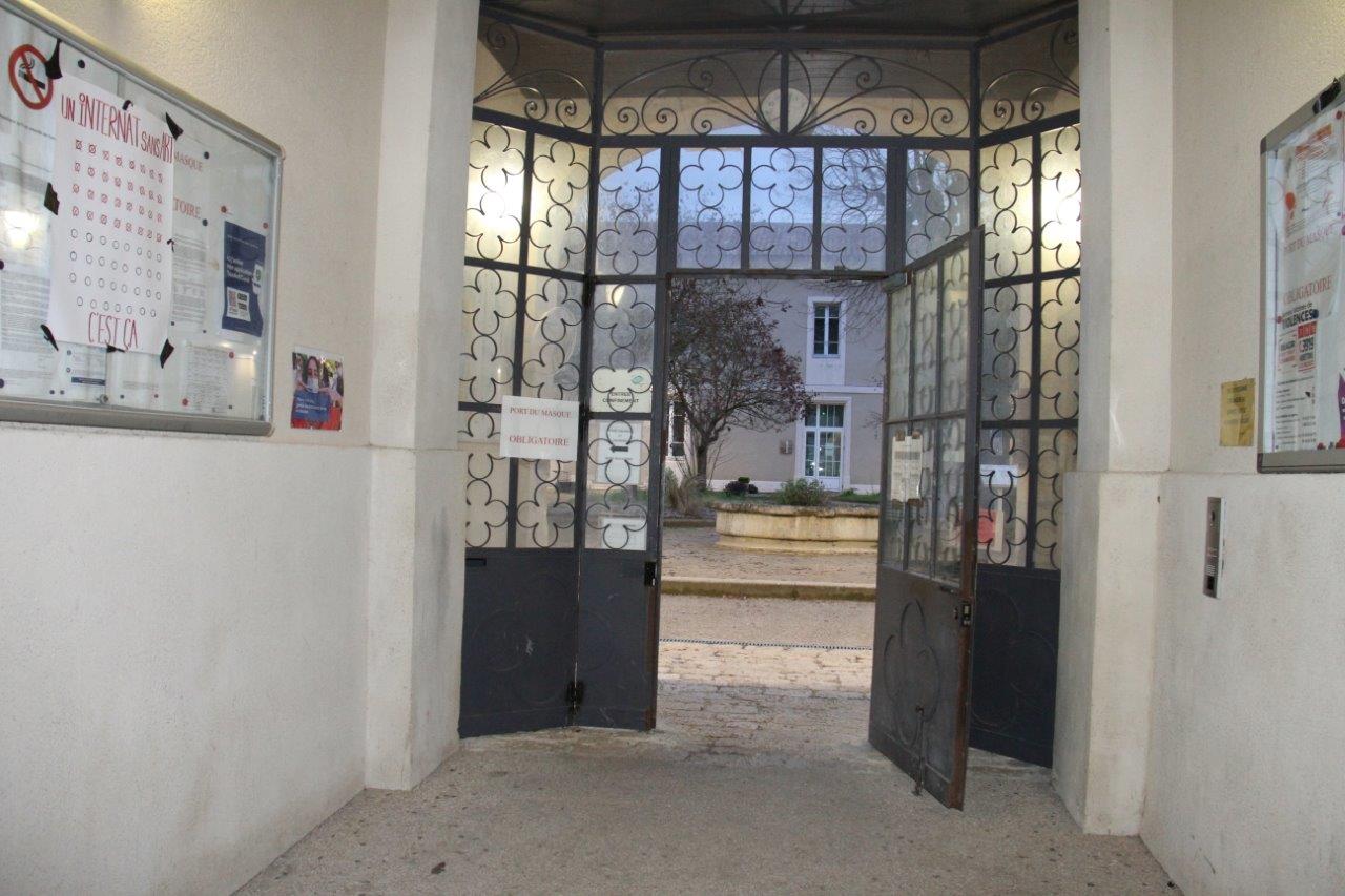Un lycée quasi désert : quel contraste avec lundi 1er février ! Photo Marc Le Saux