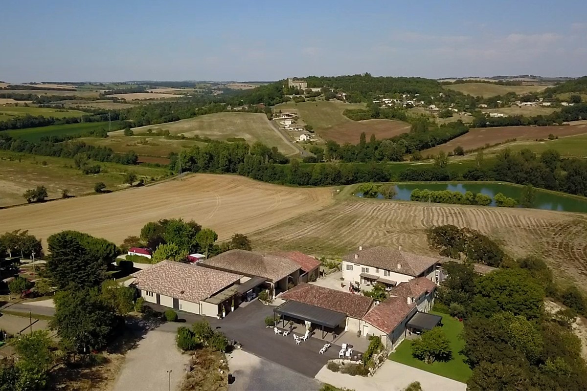 Au premier plan, le Domaine du Castagné, en arrière plan, la commune de Montégut : la nouvelle zone n'est pas exactement à cet endroit mais pas très loin... Dommage de toute façon de défigurer un tel paysage ? - Photo DR