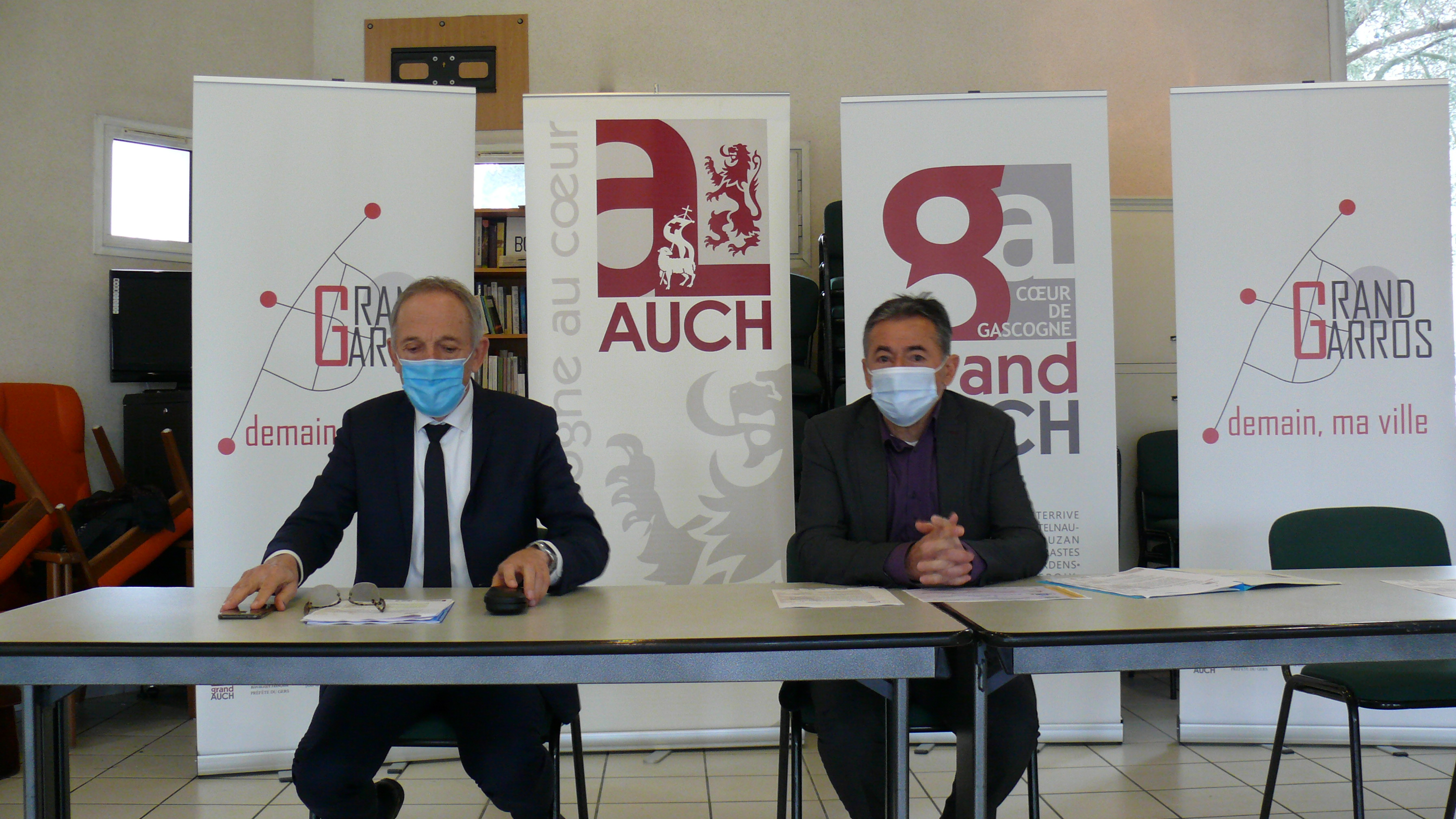 Le maire d'Auch, Christian Laprébende, et le président de l'Office public de l'habitat, Bernard Ksaz, ont présenté les différents phases des travaux.