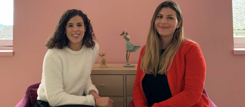 Deux jeunes sages-femmes à la maison médicale
