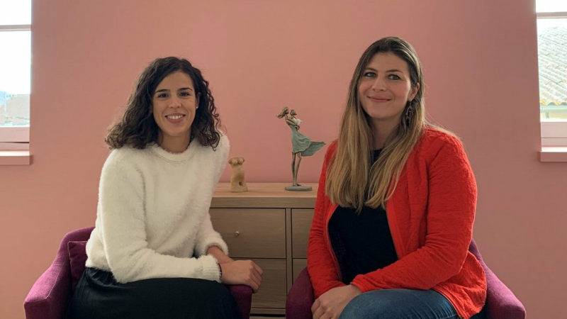 Deux jeunes sages-femmes à la maison médicale