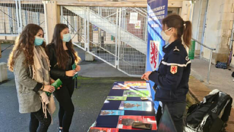 La gendarmerie informe et recrute