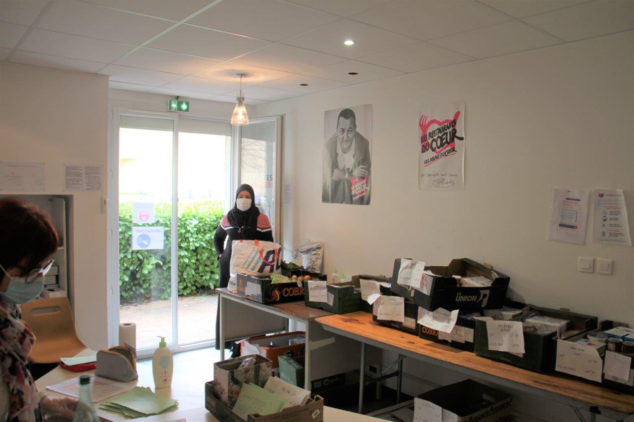 Dans le local actuel, l'accueil des bénéficiaires avec la distribution des paniers - Photos Marc Le Saux
