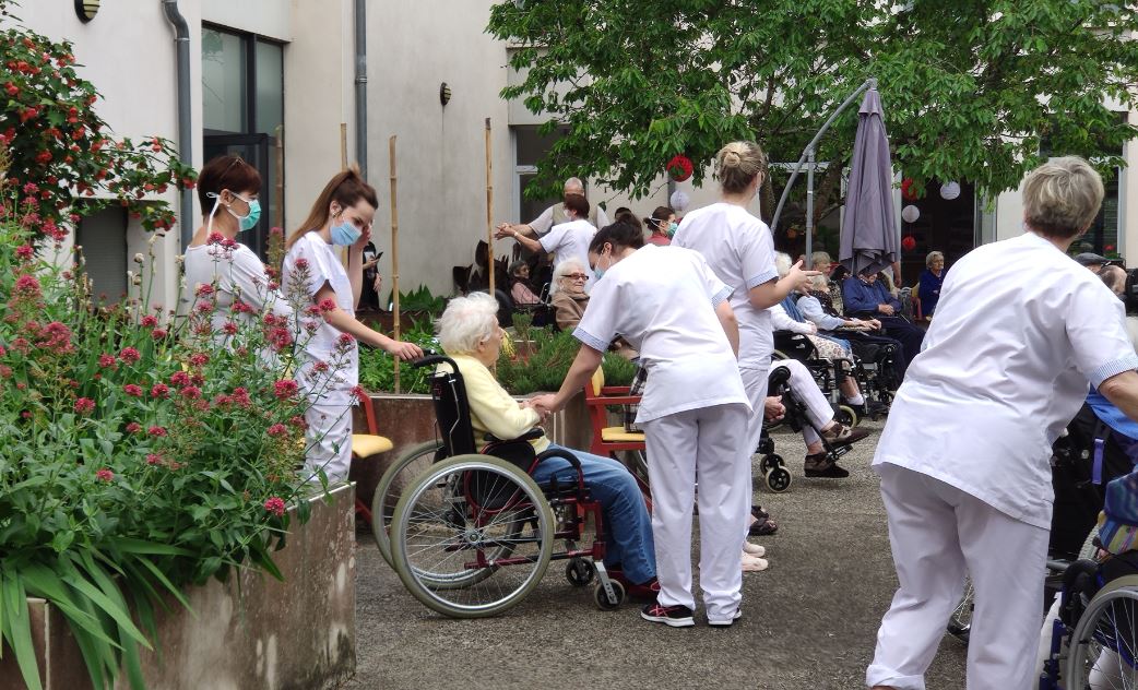 A l'EHPAD de Mauvezin, le personnel soignant attentif aux résidents lors du concert donné par le D'Artagnan Band, en mai dernier.