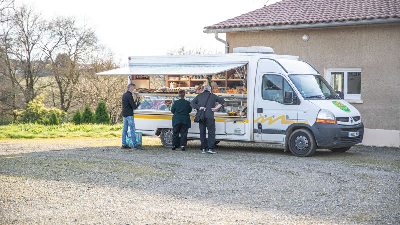 Une épicerie le mercredi à Sorbets  