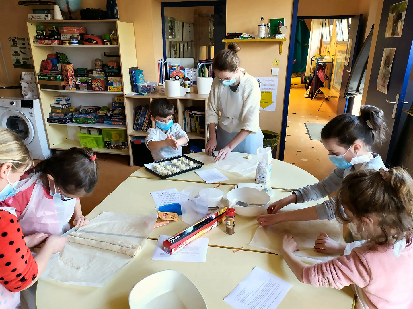 En pleine confection des pâtisseries destinées aux maraudes