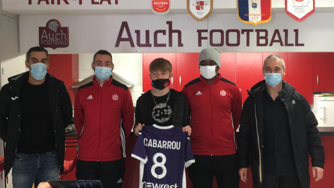 Tom Cabarrou entouré de Christophe Bastien (recruteur du TFC), Thomas Fossé (éducateur Auch Foot), Randy Ubatelo (Educateur U15 Auch Foot), Denis Zanko (responsable de la formation du TFC).

