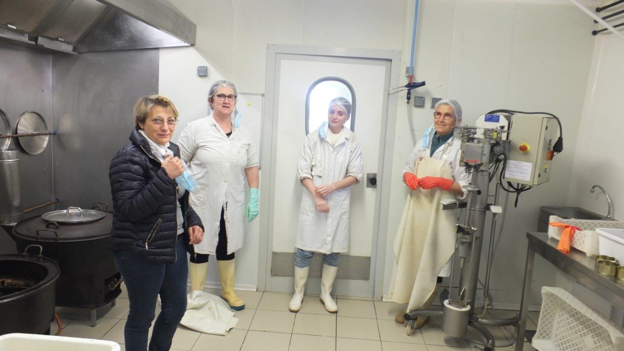 Christine Labatut et ses employées dans leur laboratoire
