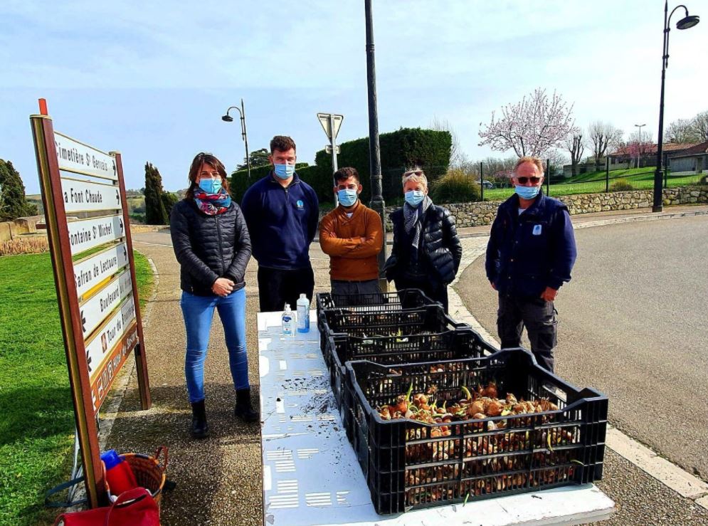 Les élus et les agents des espaces verts présentent les plants et bulbes, offerts, destinés à embellir les jardins des Lectourois