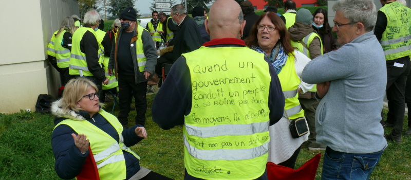 Les gilets jaunes de retour au rond point des Justes