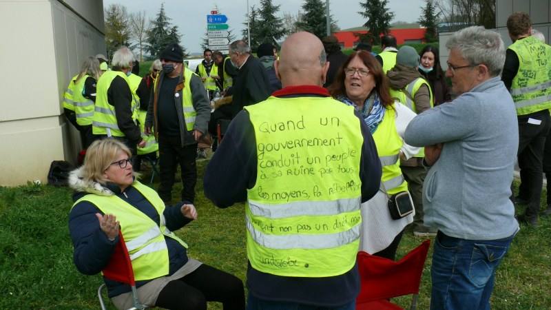 Les gilets jaunes de retour au rond point des Justes