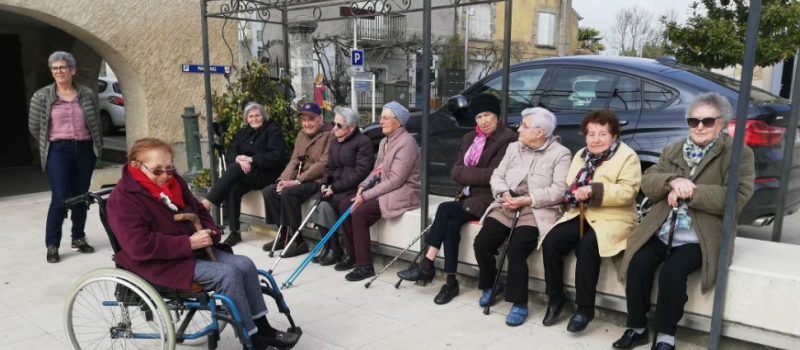Quel plaisir de sortir à nouveau sur la place du village !