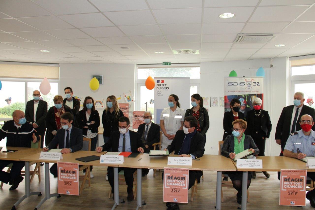 La signature de la convention en présence des référentes de l’Hôpital de Condom - Photo Marc Le Saux