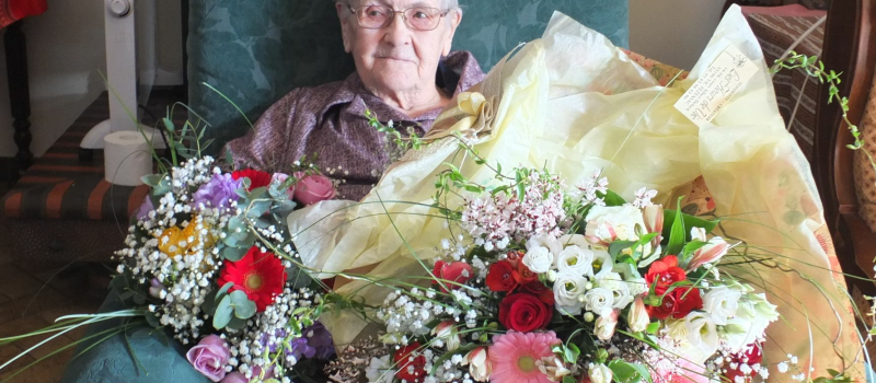 Des fleurs bien méritées pour une nouvelle centenaire !