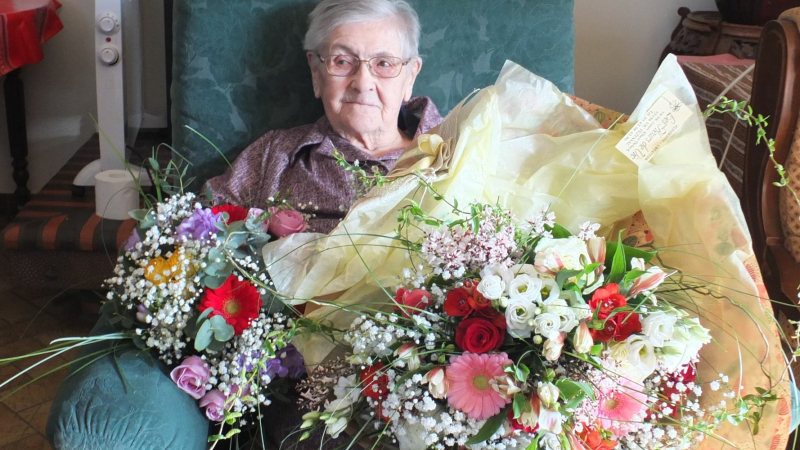 Des fleurs bien méritées pour une nouvelle centenaire !