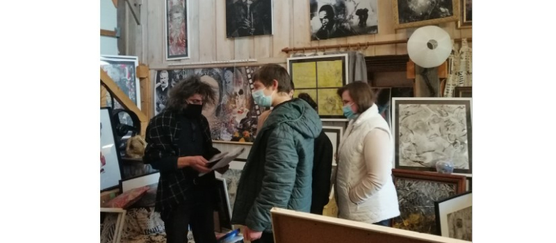 Les jeunes de l’IME Les Hirondelles d’Auch en visite chez le peintre Dhïthy Zamo