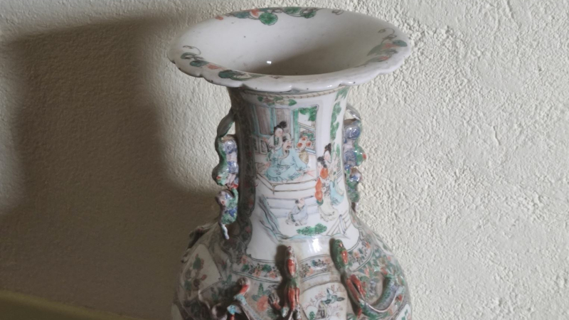 Un vase en porcelaine chinoise de Canton, fin XIXe siècle