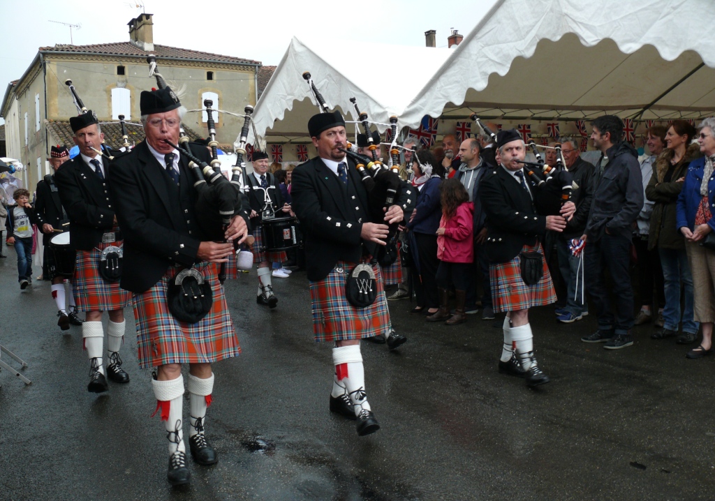 Les Piperade Pipers se sont produits régulièrement lors du May Day (Printemps Anglais) à Saint-Puy. Ils étaient encore présents en  mai 2019 lors de la 9e édition.