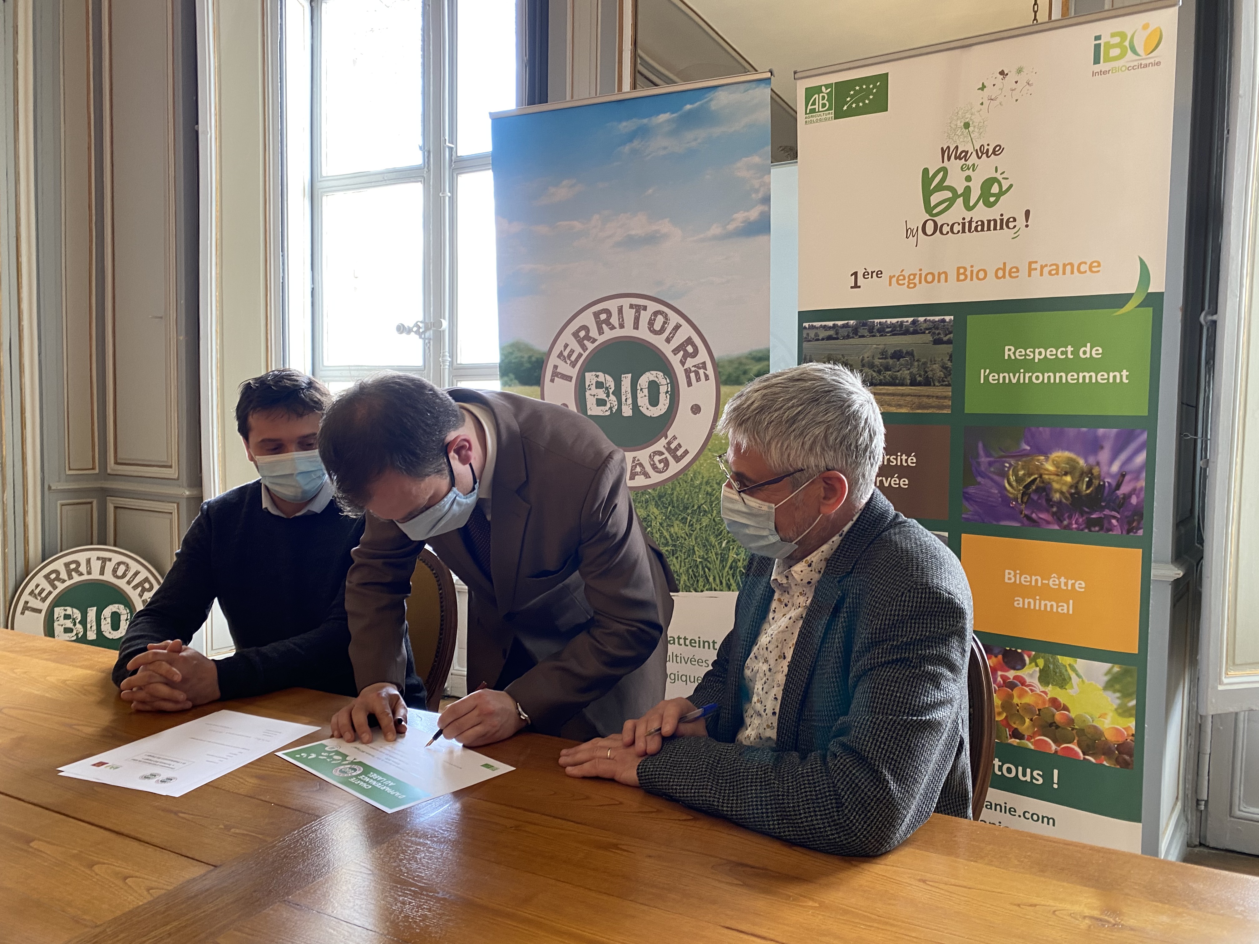 messieurs le Maire Ballenghien de Lectoure, Ronny Guardia-Mazzoleni, conseiller régional et Julien Franclet, référent Interbio signent la convention 