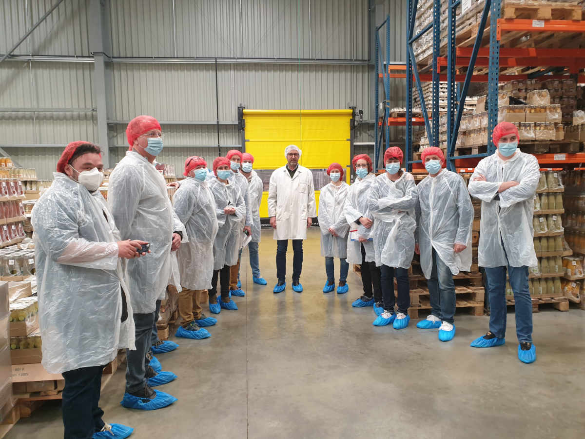 Pascal Lafont, au centre, a assuré la visite des ateliers de la conserverie des Vergers de Gascogne - Photos Vergers de Gascogne