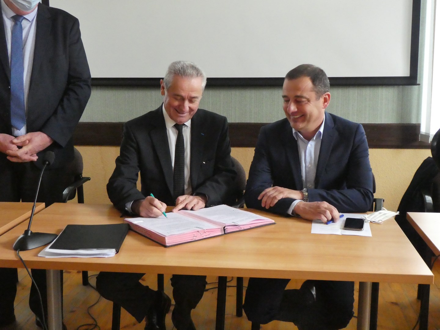 Une signature dans la bonne humeur
