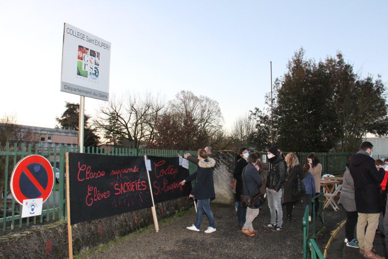 Devant les grilles du Collège Saint-Exupéry, le jeudi 11 février - Photo Marc Le Saux