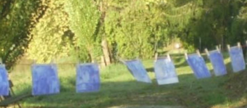 Les jeunes artistes en herbe participent à la Grande Lessive. 