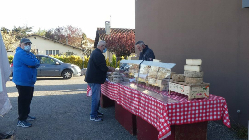 Un petit marché de bouche devant la boulangerie-patisserie Lartigue