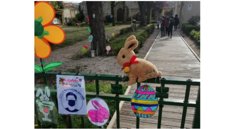 La chasse aux œufs des tout-petits
