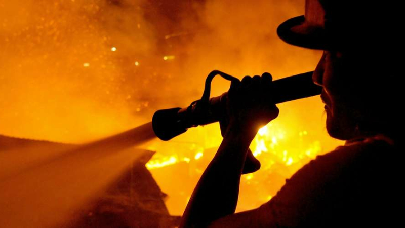 Un violent incendie détruit une maison et un hangar