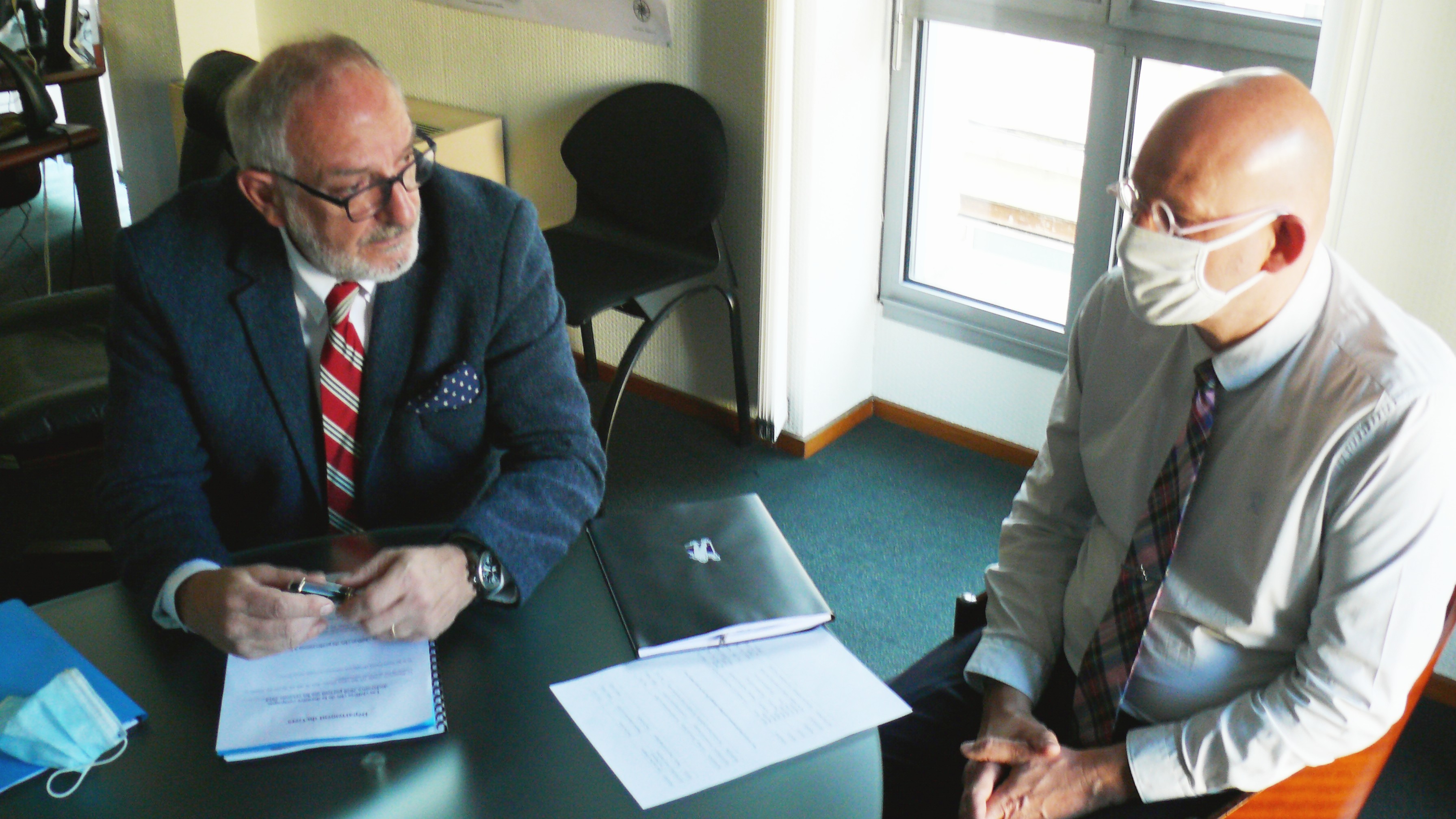 Jean-Claude Hernandez, directeur départemental des finances publiques, et François-Xavier Saurigny, responsable du pôle métier, lors de la conférence de presse.