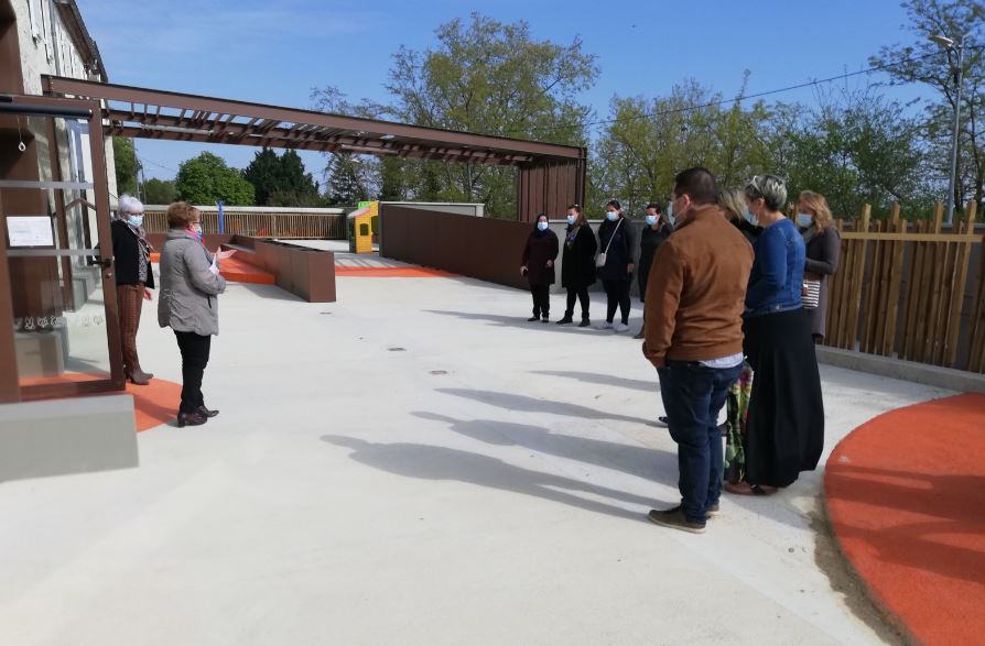 Accueil dans la nouvelle cour de l'école