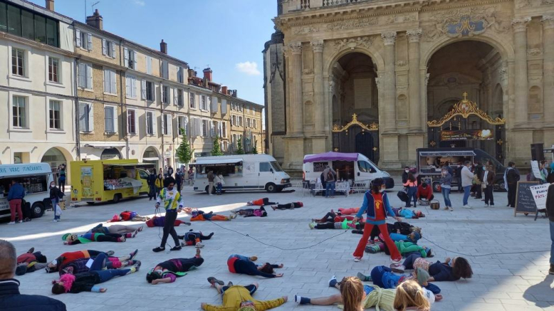 Lors de sa balade, le piéton trébuche sur deux "manifs"