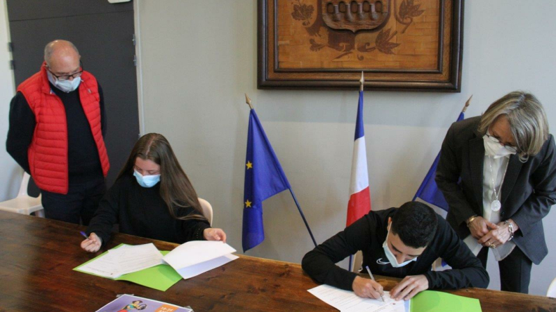 Deux futurs conducteurs s'engagent en tant que bénévoles