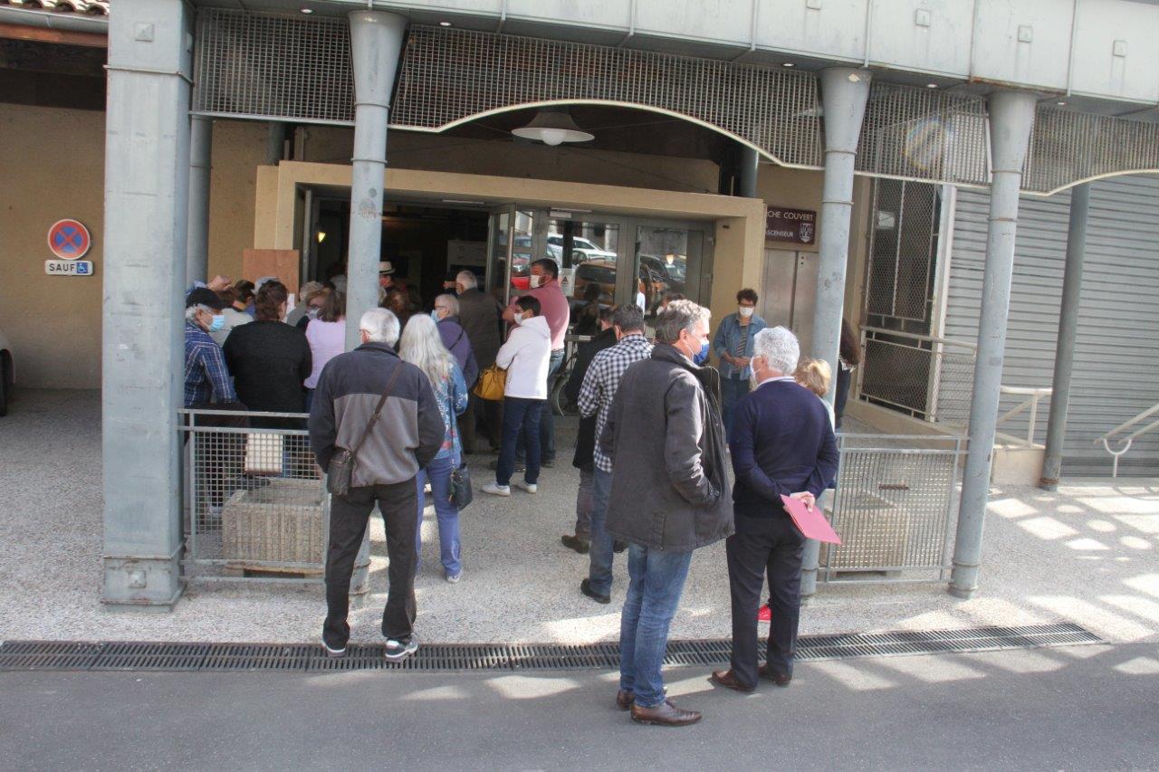 Chacun attend patiemment de pouvoir entrer dans la salle Pierre de Montesquiou. Philippe Martin, comme les autres, attend dans la file des futurs vaccinés - Photo Marc Le Saux 