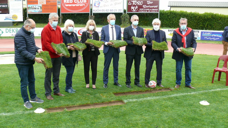 Forte mobilisation pour la vente caritative des carrés de pelouse du stade Jacques Fauroux