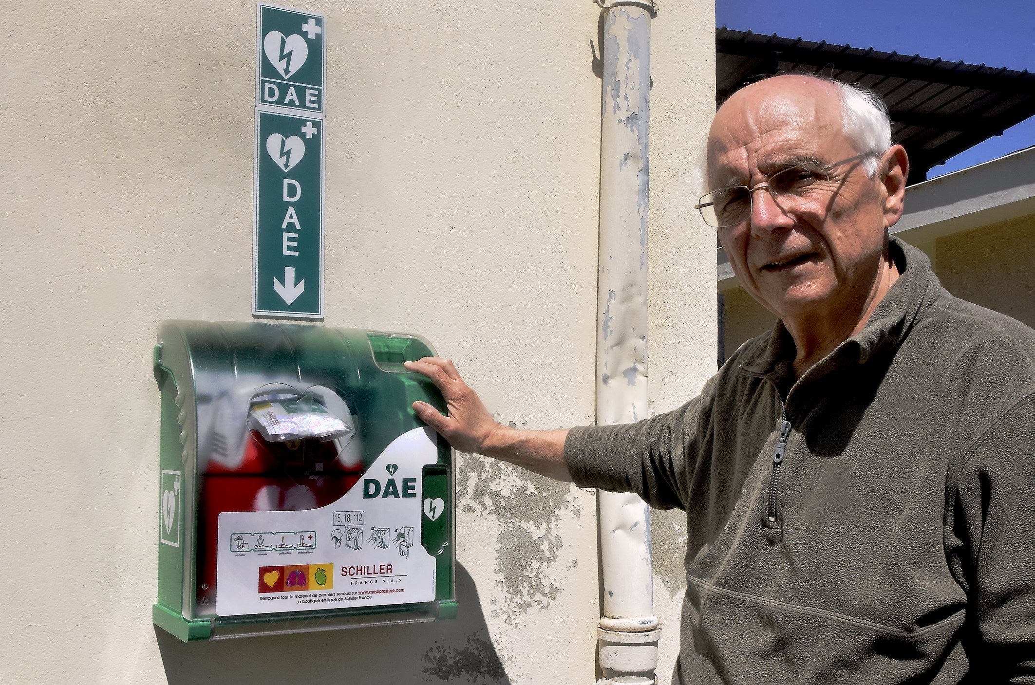 J-Pierre Sainte-Marie, maire-adjoint présentant le nouveau défibrillateur 