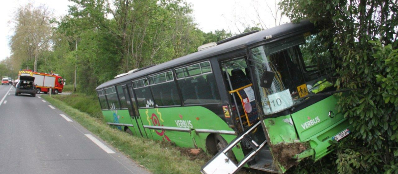 Un bus traverse la route et se retrouve au fossé