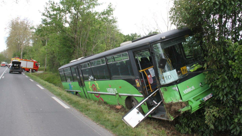Un bus traverse la route et se retrouve au fossé