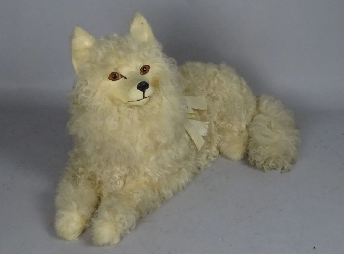 Lot n° 30 - Estimation : 250 - 350 € : Chien Loulou porte-pyjama, avec fermeture éclair en dessous. Dimensions : l. 45cm. Bel état.