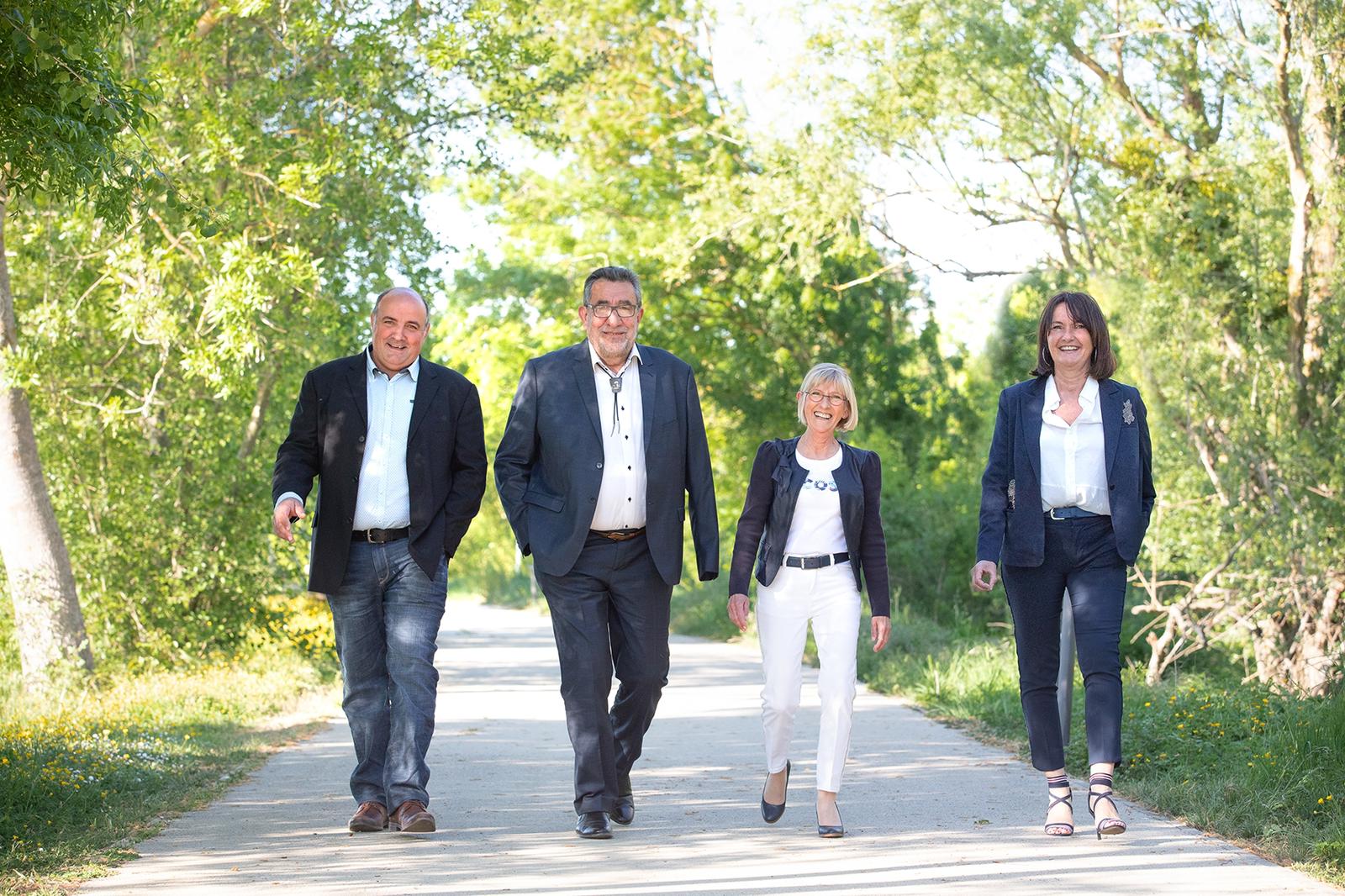 Christine Ducarrouge ( pantalon blanc) à droite Joëlle Dardenne, à gauche Francis Larroque et  Pierre Loubens