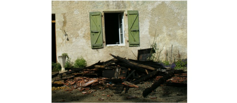 Une maison dévastée par un incendie à Marambat