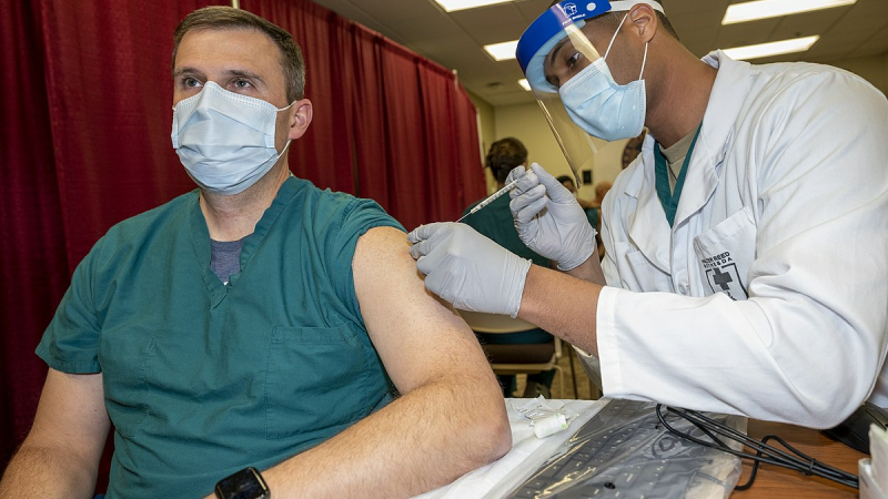 La vaccination ouverte à tous les majeurs dès lundi