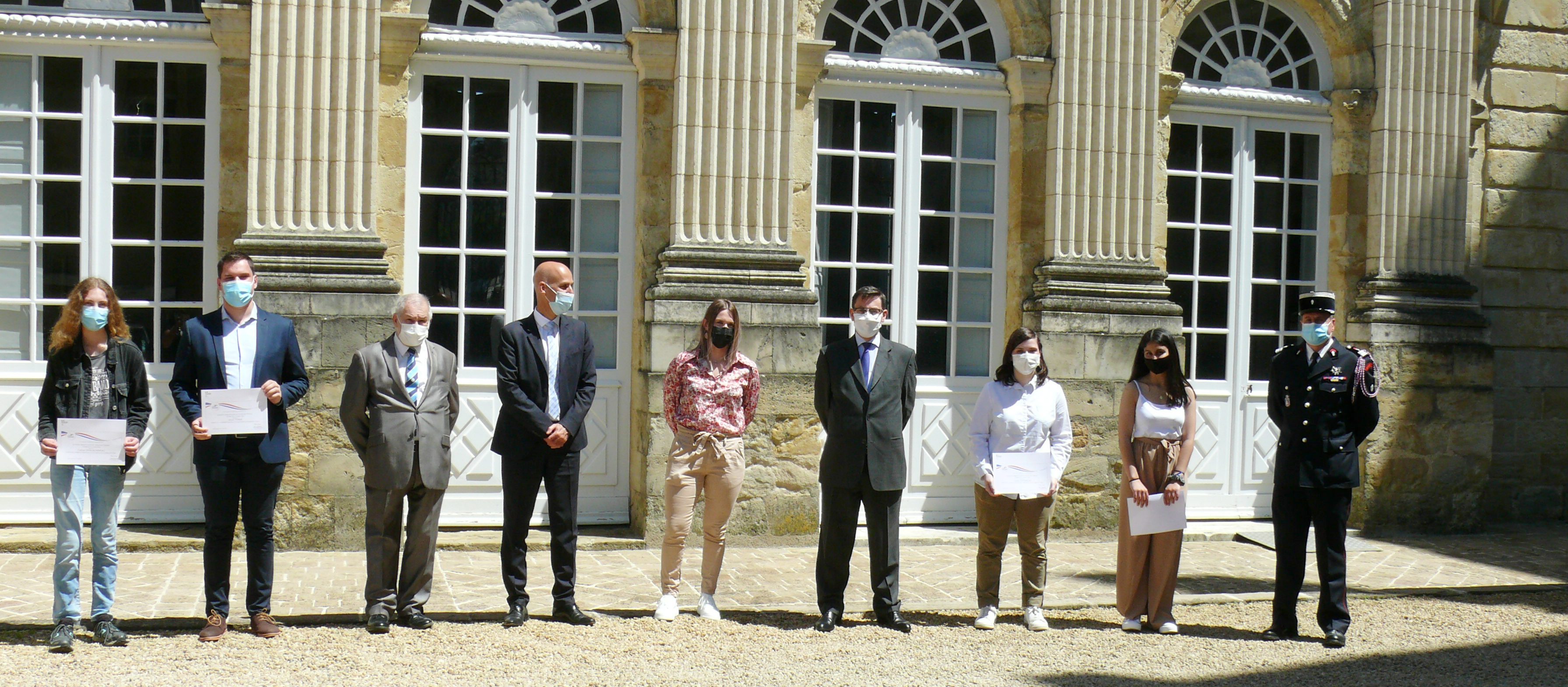 Les lauréats et le jury.