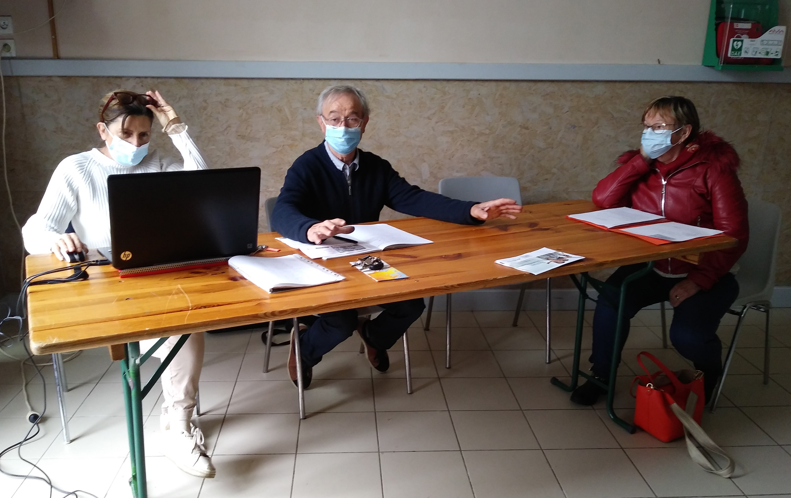 Serge Mirailh entouré de Maryse Suné ( secrétaire du club ) et Brigitte Mirailh (trésorière)